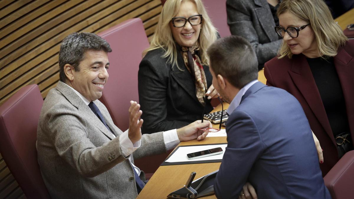 Carlos Mazón saluda a su compañero Ignacio Aleixandre durante el pleno de las Corts, este miércoles.