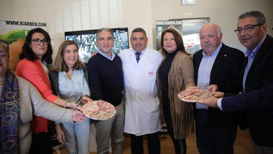 Aguirre ha visitado hoy  la fábrica Icarben de Benaoján, donde han desayunado carne mechada y otros productos cárnicos, junto a los consejeros Bendodo, Blanco y Crespo