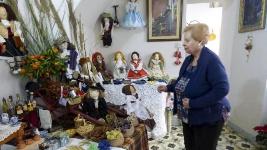 Una vecina de la Llosa muestra un centenar de muñecas y objetos