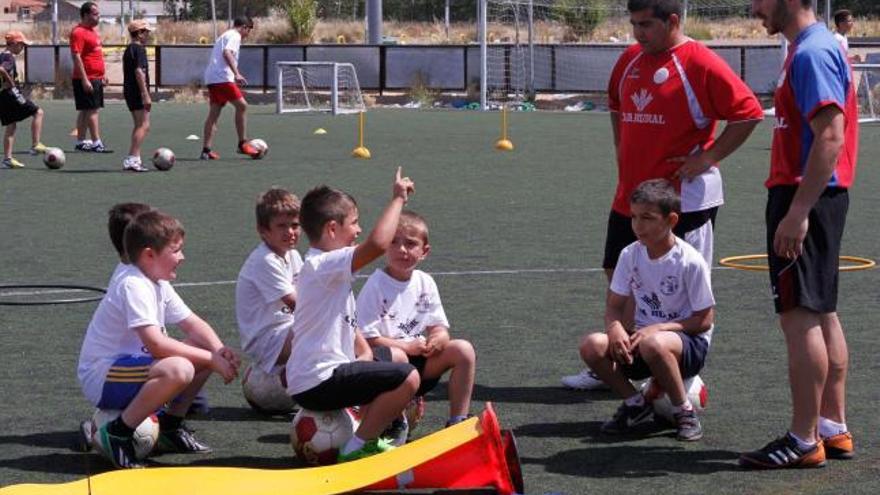 Los monitores acompañan a los chavales en las actividades.