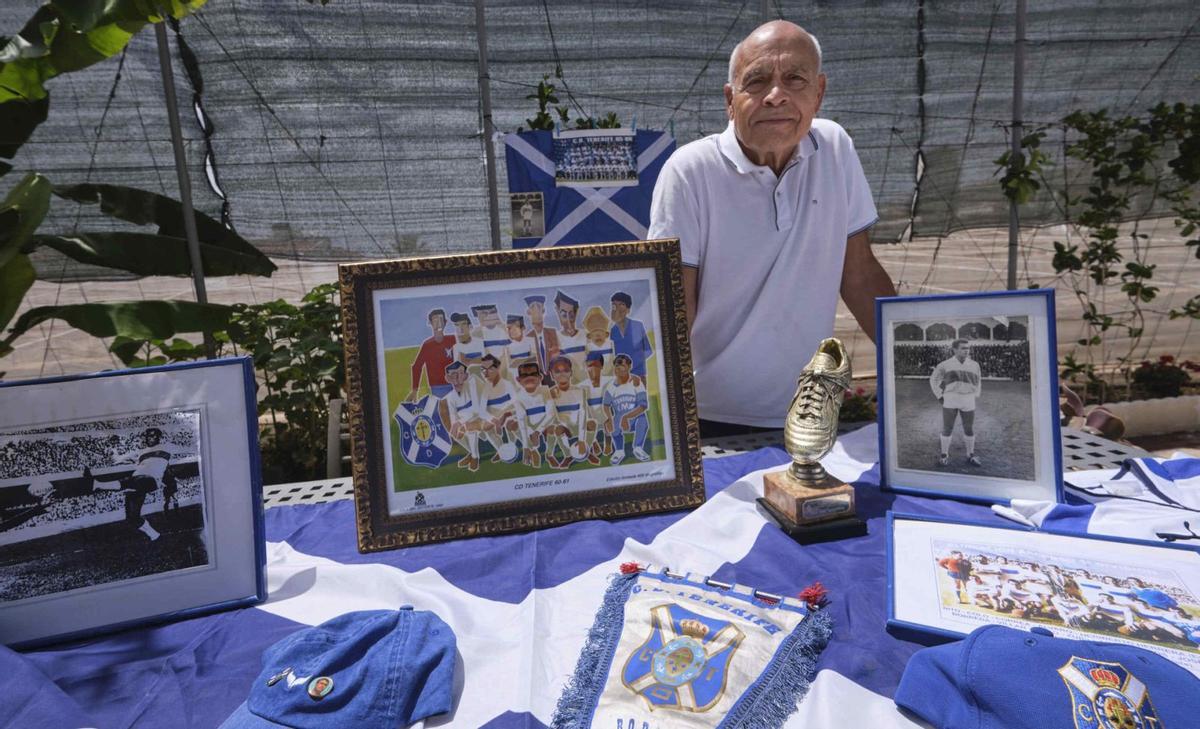 José Juan Gutiérrez, con una muestra de su catálogo de recuerdos blanquiazules.