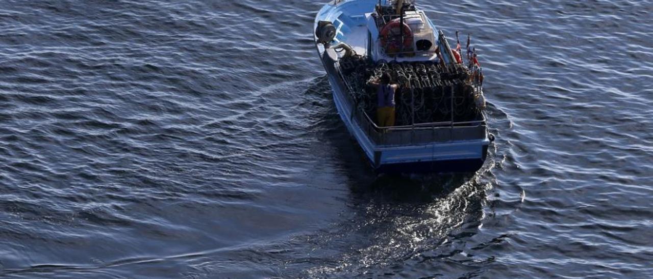 Un barco en la ría de Pontevedra. // Ricardo Grobas