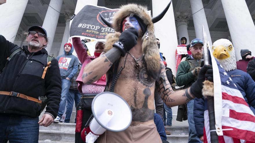 Una torba de seguidors de Trump assalta el Capitoli i provoca el caos a Washington