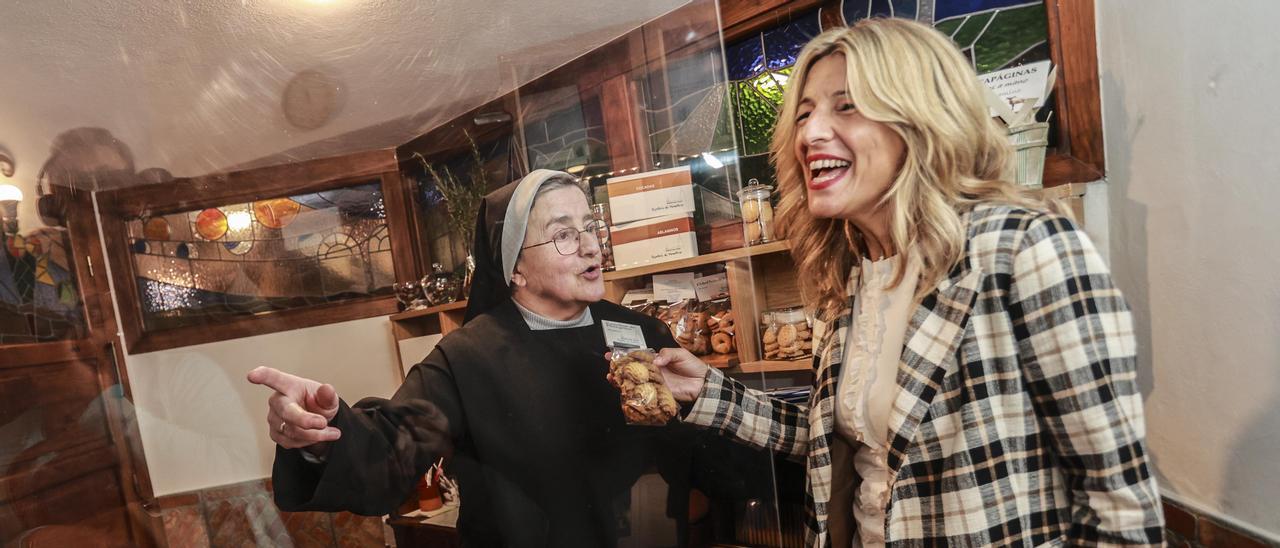 Yolanda Díaz con la hermana Teresa, en la tienda del convento de San Pelayo.