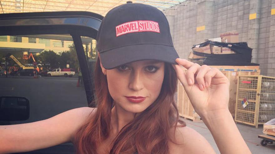 Brie Larson con su gorra de Marvel