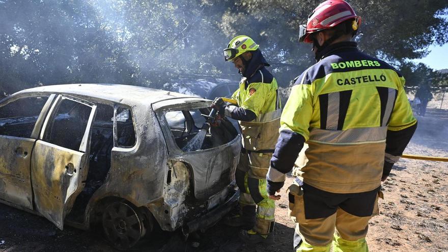 Los Bomberos Municipales de Castelló fueron los héroes de la Romeria tras incendiarse 12 coches en el recorrido.