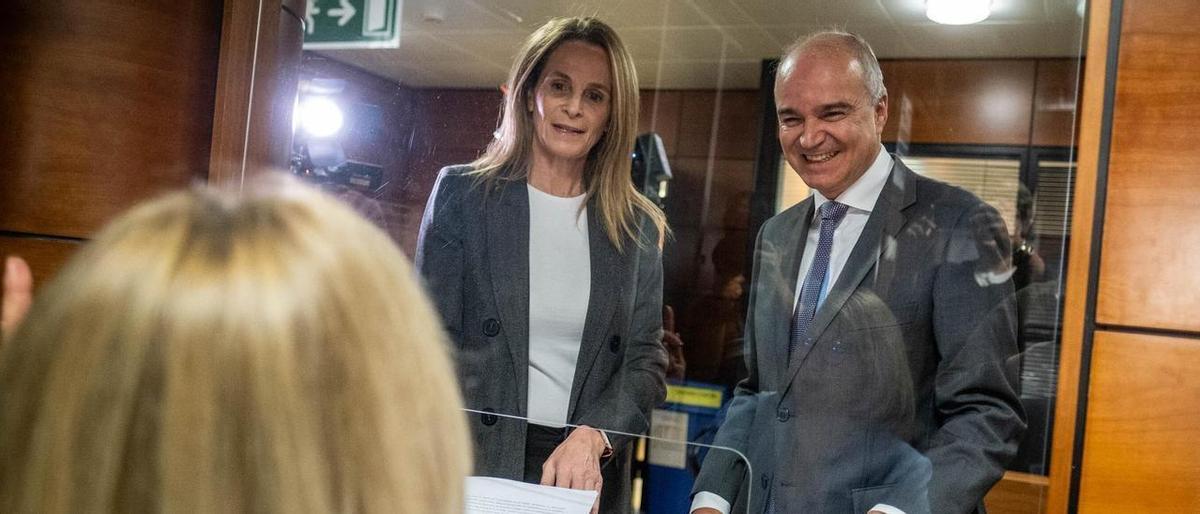Luz Reverón y José Alberto Díaz Estébanez durante el resgistro de la solicitud de la comisión de investigación en febrero de 2024.