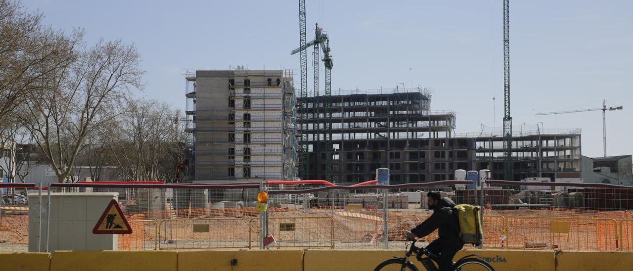 Viviendas en construcción en la Marina del Prat Vermell, una de las zonas en auge en Barcelona