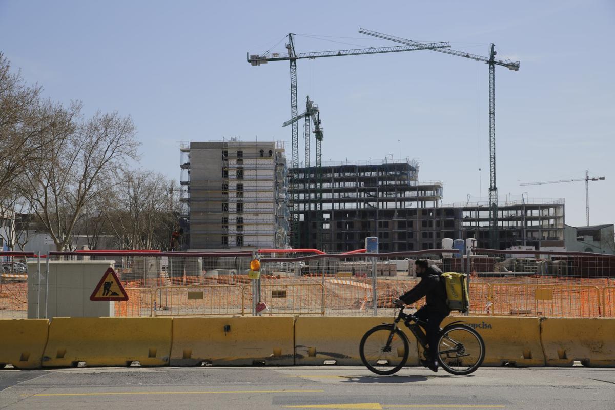 La nueva Marina del Prat Vermell de Barcelona ganará más de un millar de vecinos antes de un año. Las obras de edificios de pisos, oficinas y reurbanización avanzan a todo ritmo, con un horizonte de 12.000 viviendas nuevas entre obra pública y privada.