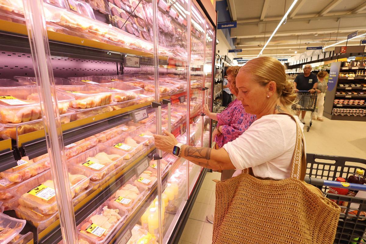 Clientes en el interior del supermercado Lidl de Poio