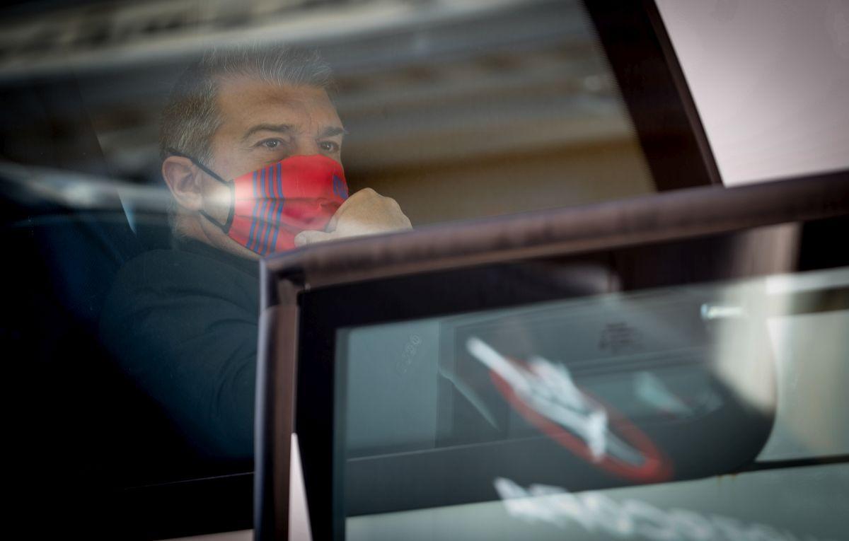 Joan Laporta, esperando la salida del autocar al aeropuerto de Riad con la mirada muy seria