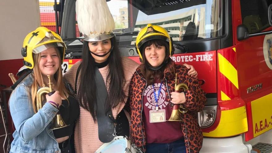 María Castellano, Katrina Belajeva y Sara Murcia en el Real Cuerpo de Bomberos de Málaga.