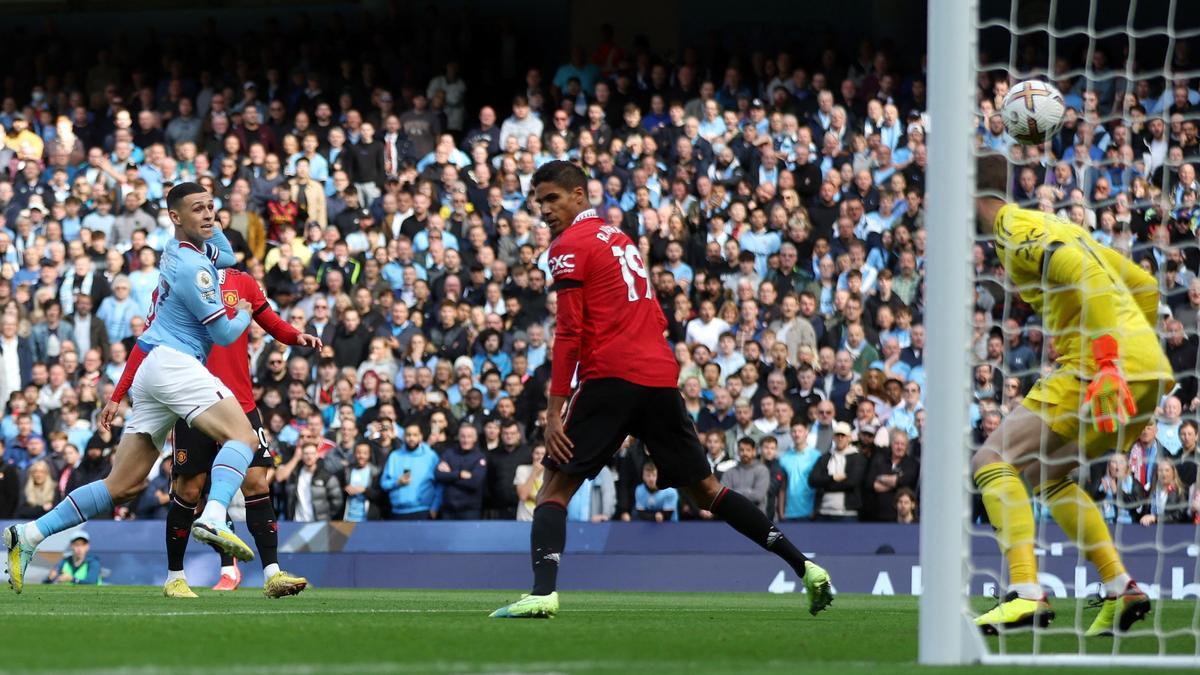 Foden anota el 1-0 en el derbi de Manchester.