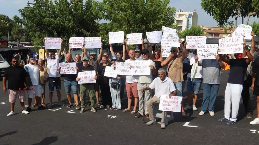 Vídeo: Els marxants de Platja d'Aro arrenquen una mobilització indefinida en contra de la reducció de parades