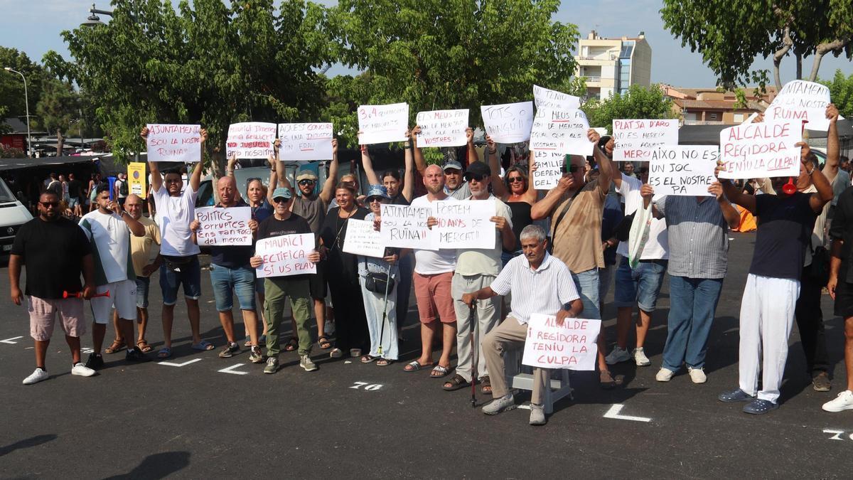 Vídeo: Els marxants de Platja d'Aro arrenquen una mobilització indefinida en contra de la reducció de parades