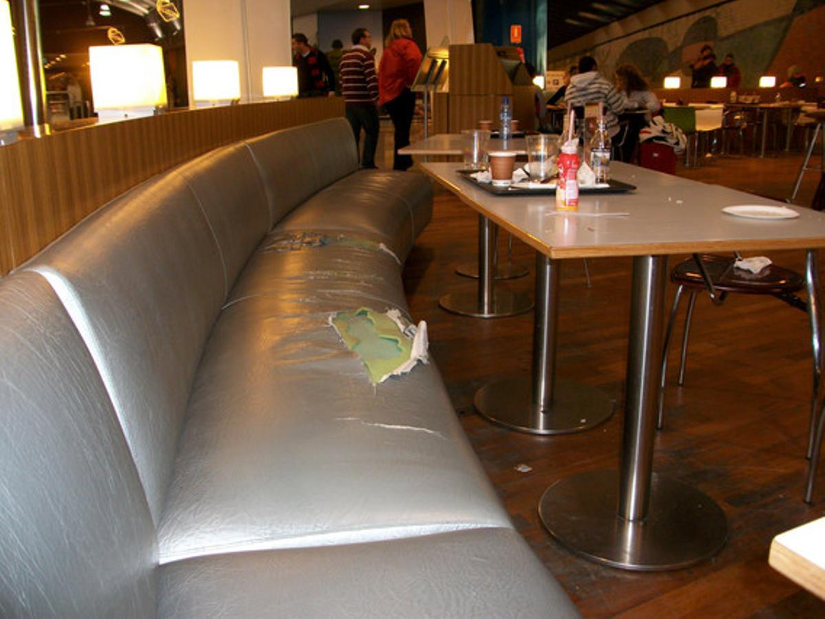 Deixadesa a la vella terminal del Prat.Comprenc que la terminal vella de l’aeroport del Prat hagi perdut gran quantitat de vols i, per tant, estigui només reservada per a xàrters i companyies de baix cost, però crec que els usuaris dels seus bars tenim dret que les instal·lacions es trobin en un bon estat. A la foto, feta el 26 de desembre, s’aprecia com estan els seients. I aquest no és l’únic, ja que vaig veure uns altres igual o pitjor, trencats o apedaçatsde qualsevol manera.