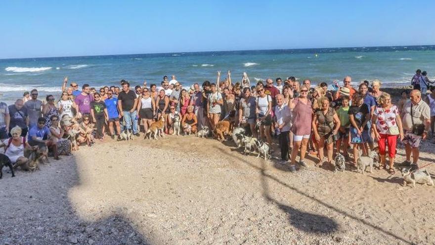 Imagen de un acto de respaldo a la playa canina de Punta Margallo