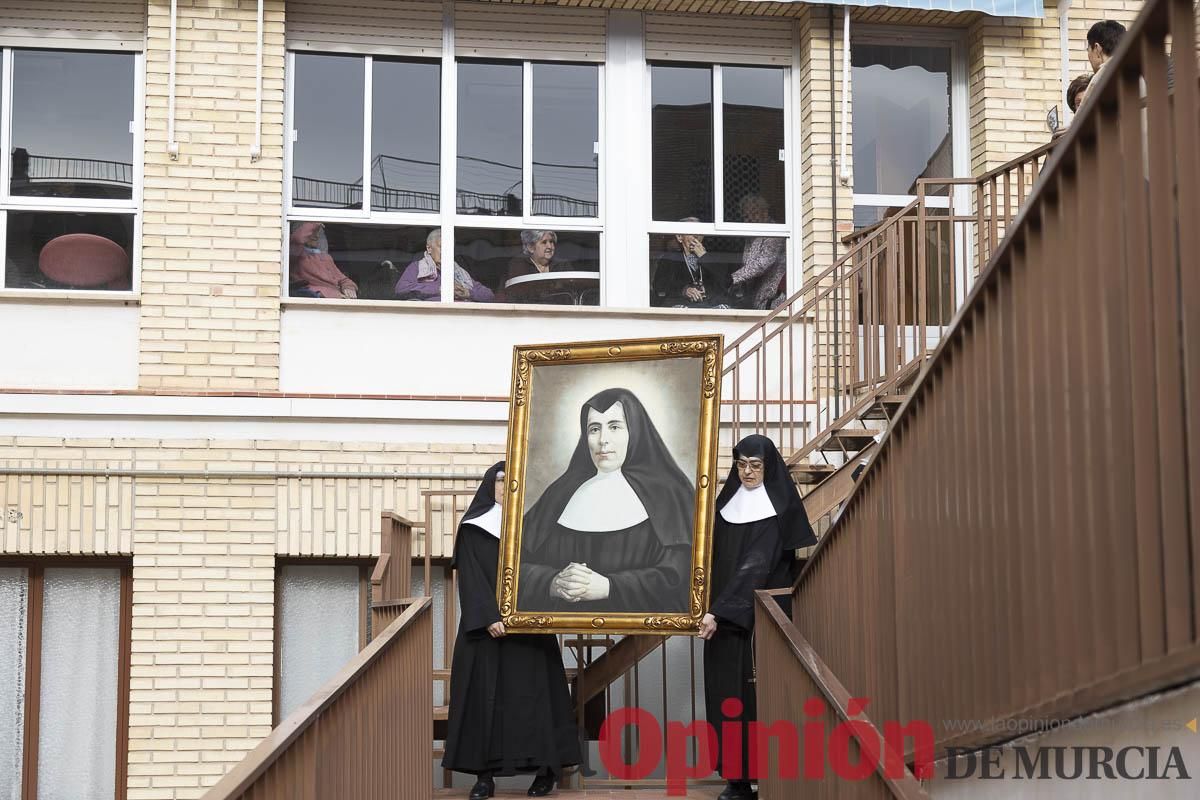 Así ha sido el traslado del cuatro y la reliquia de Santa Teresa de Jornet desde el Asilo hasta la Parroquia de la Concepción en Caravaca