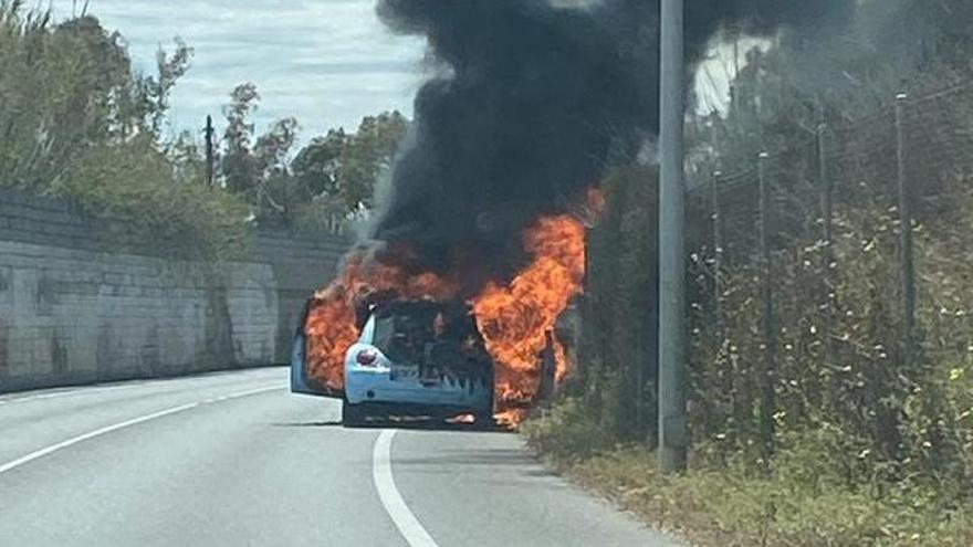 Un coche se incendia de forma virulenta en Castelló