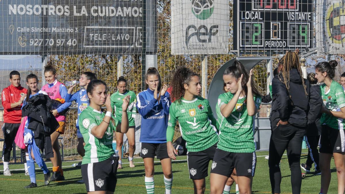 Las jugadoras del Cacereño Femenino aplauden al final del encuentro.