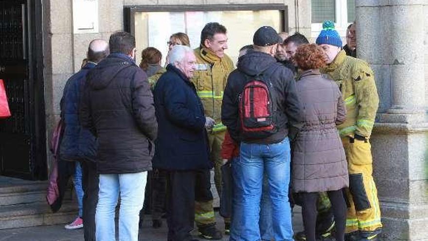 Bomberos en huelga de hambre con el expresidente Baltar. // Iñaki Osorio