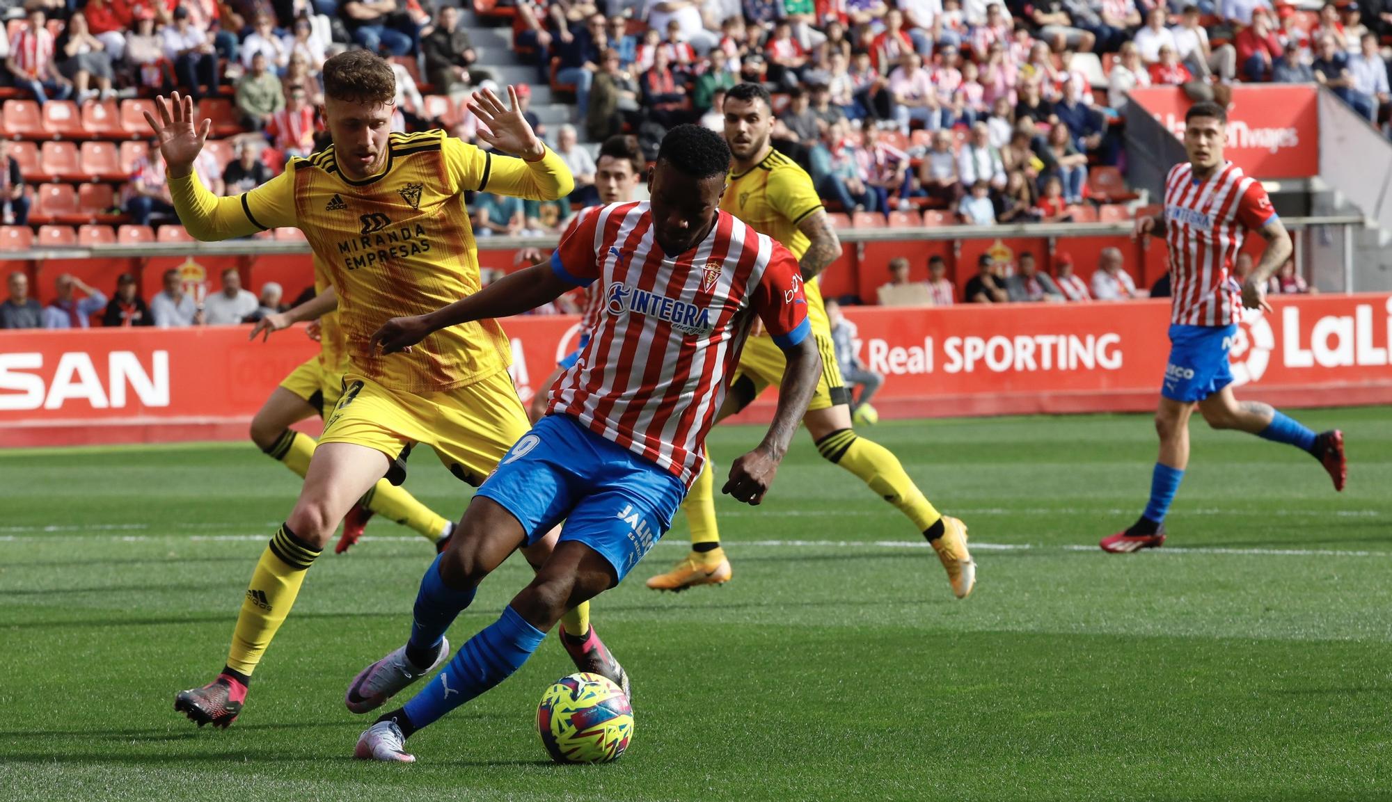 En imágenes: Así fue el partido entre Sporting y Mirandés en El Molinón