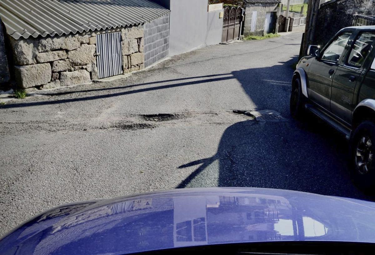 Los baches abundan en carreteras y caminos de Aldán tras las intensas lluvias. | G. NÚÑEZ