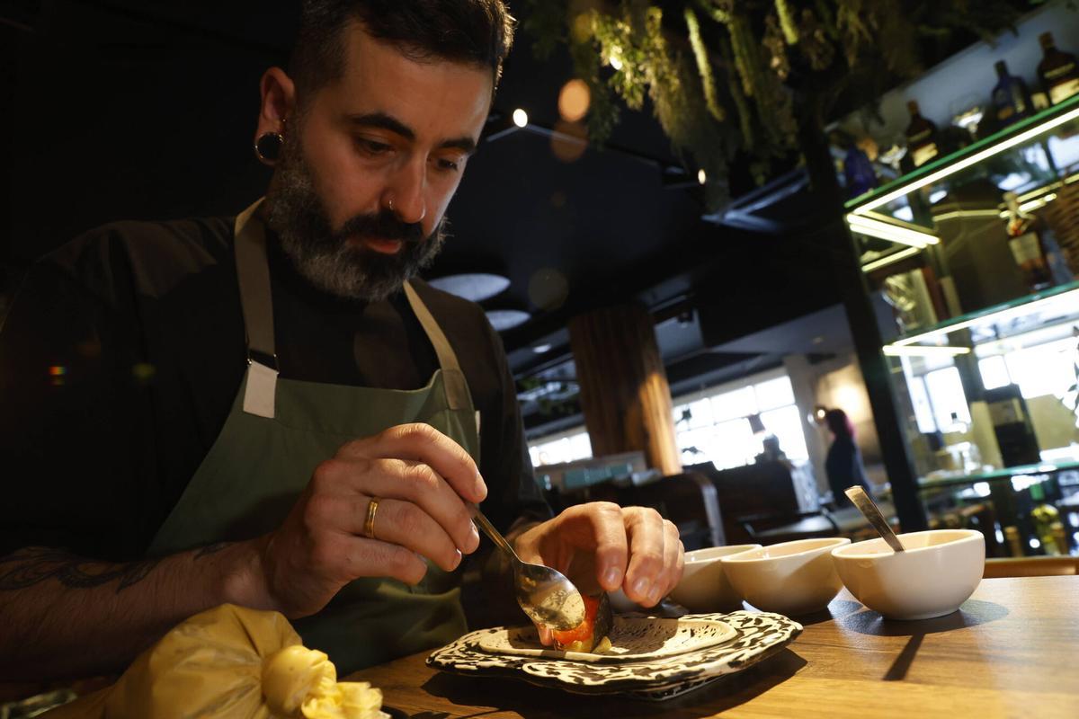 EN IMÁGENES: Así se elabora el “Bocado Atlántico”, la propuesta del Mamáguaja ganadora del “Gijón de Pinchos” EN IMÁGENES: Así se elabora el “Bocado Atlántico”, la propuesta del Mamáguaja ganadora del “Gijón de Pinchos”