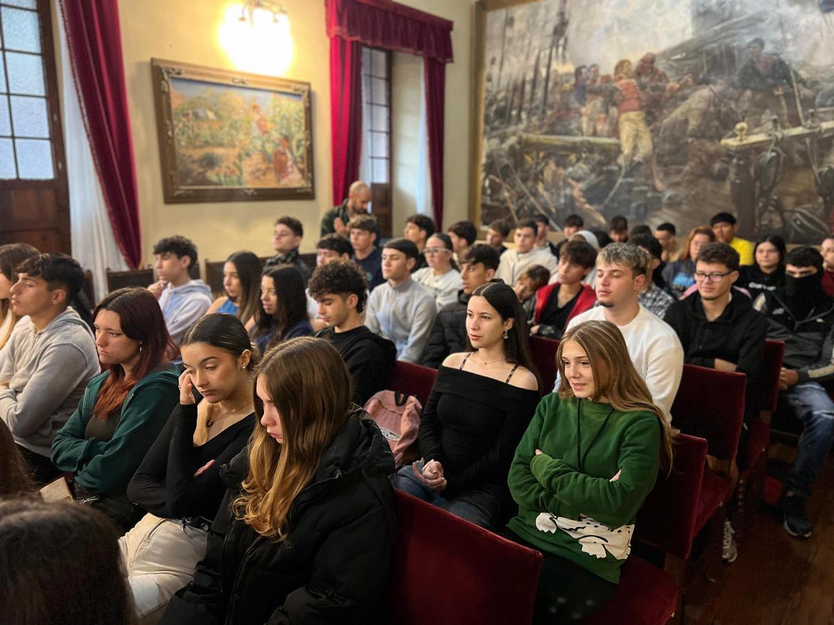 Alumnos del Cabrera Pinto durante el encuentro con el vicepresidente Canarias y el comisionado del REF.