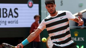 PARIS (France), 08/06/2025.- Carlos Alcaraz of Spain in action during his Mens final match against Jannik Sinner of Italy at the French Open Grand Slam tennis tournament at Roland Garros in Paris, France, 08 June 2025. (Tenis, Abierto, Francia, Italia, España) EFE/EPA/MOHAMMED BADRA