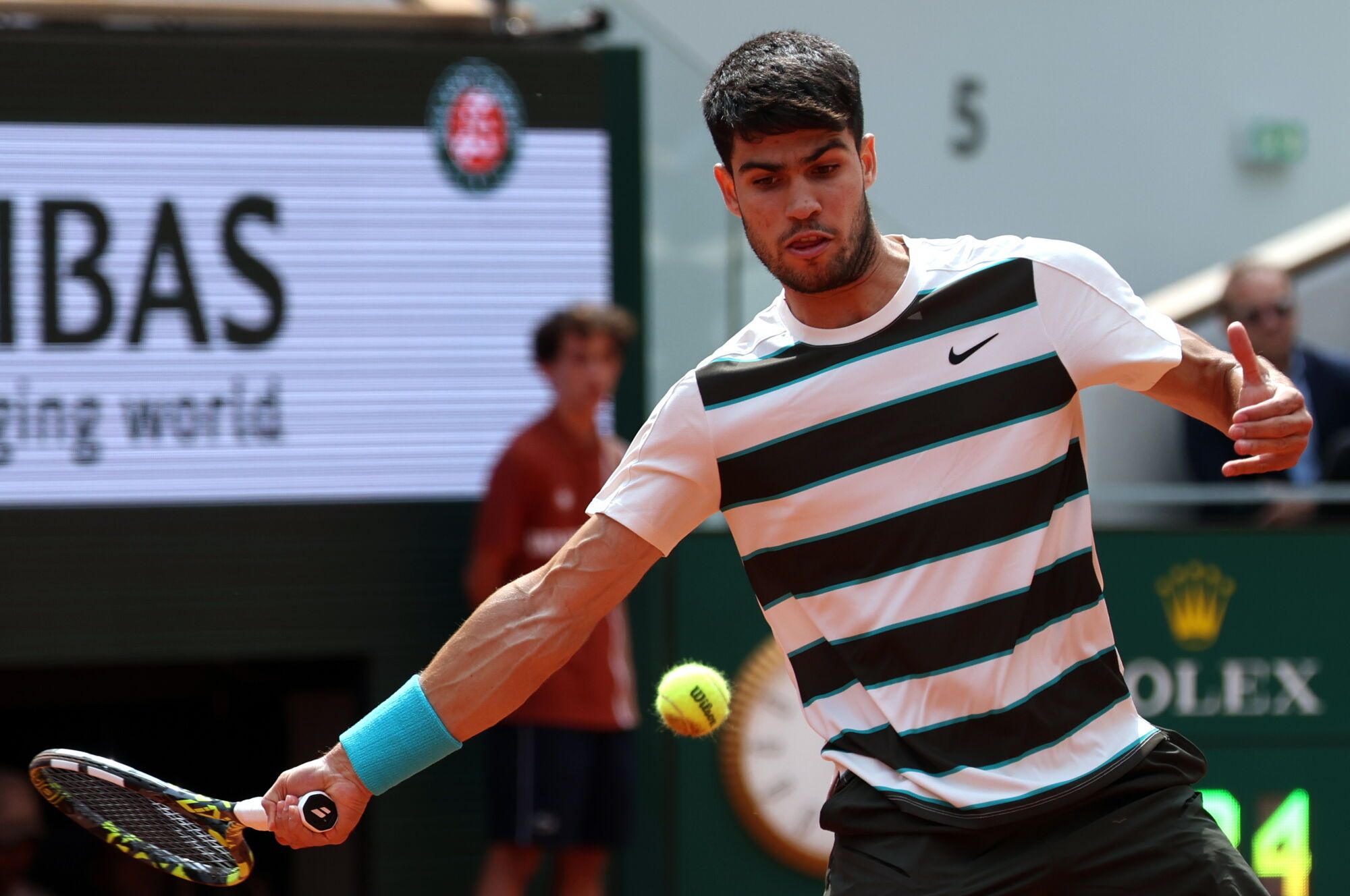 PARIS (France), 08/06/2025.- Carlos Alcaraz of Spain in action during his Men's final match against Jannik Sinner of Italy at the French Open Grand Slam tennis tournament at Roland Garros in Paris, France, 08 June 2025. (Tenis, Abierto, Francia, Italia, España) EFE/EPA/MOHAMMED BADRA