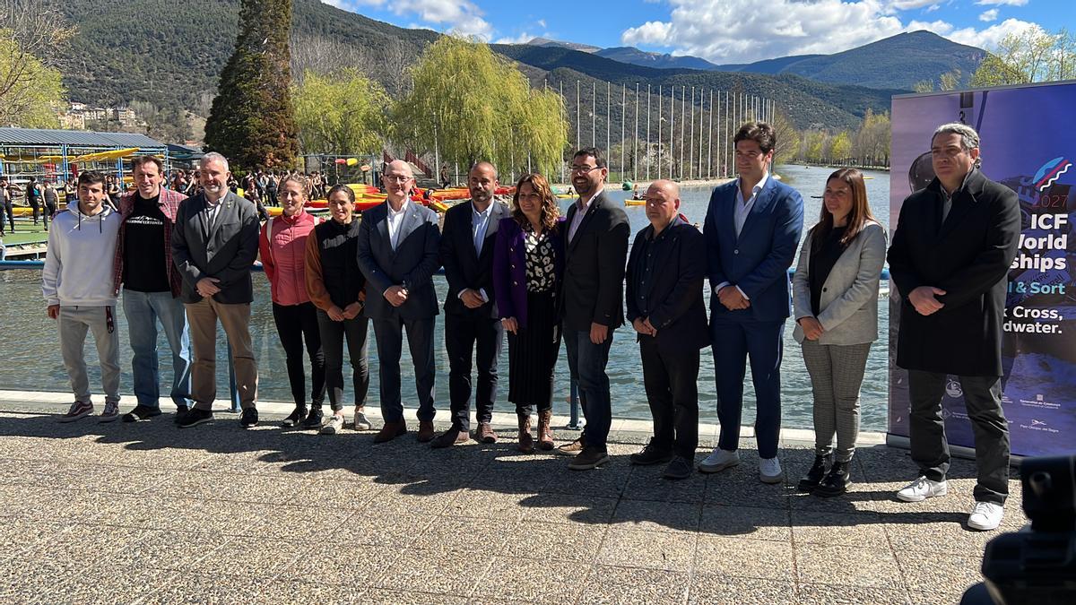 La consellera de la Presidència, Laura Vilagrà, en una fotografia de grup després de presentar la candidatura de la Seu d'Urgell i Sort als campionats del món de piragüisme de 2027.