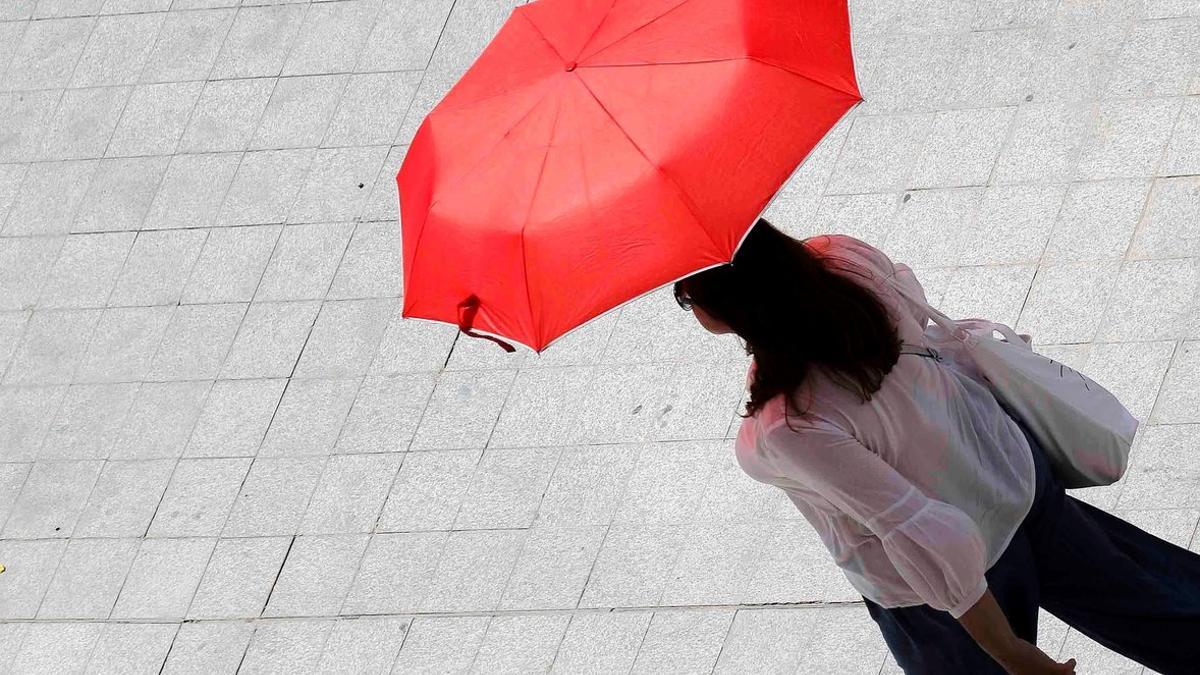 Una mujer se protege del sol y del calor.