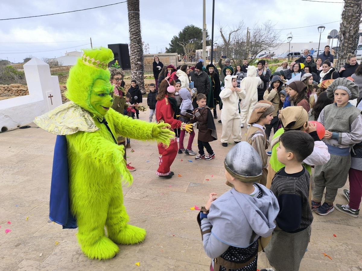 La animación infantil hace más llevadera la espera de sus Majestades