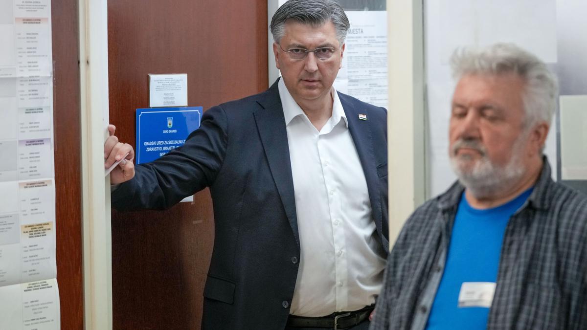 El primer ministro croata Andrej Plenkovic -izquierda- en un colegio electoral de Zagreb, en Croacia.