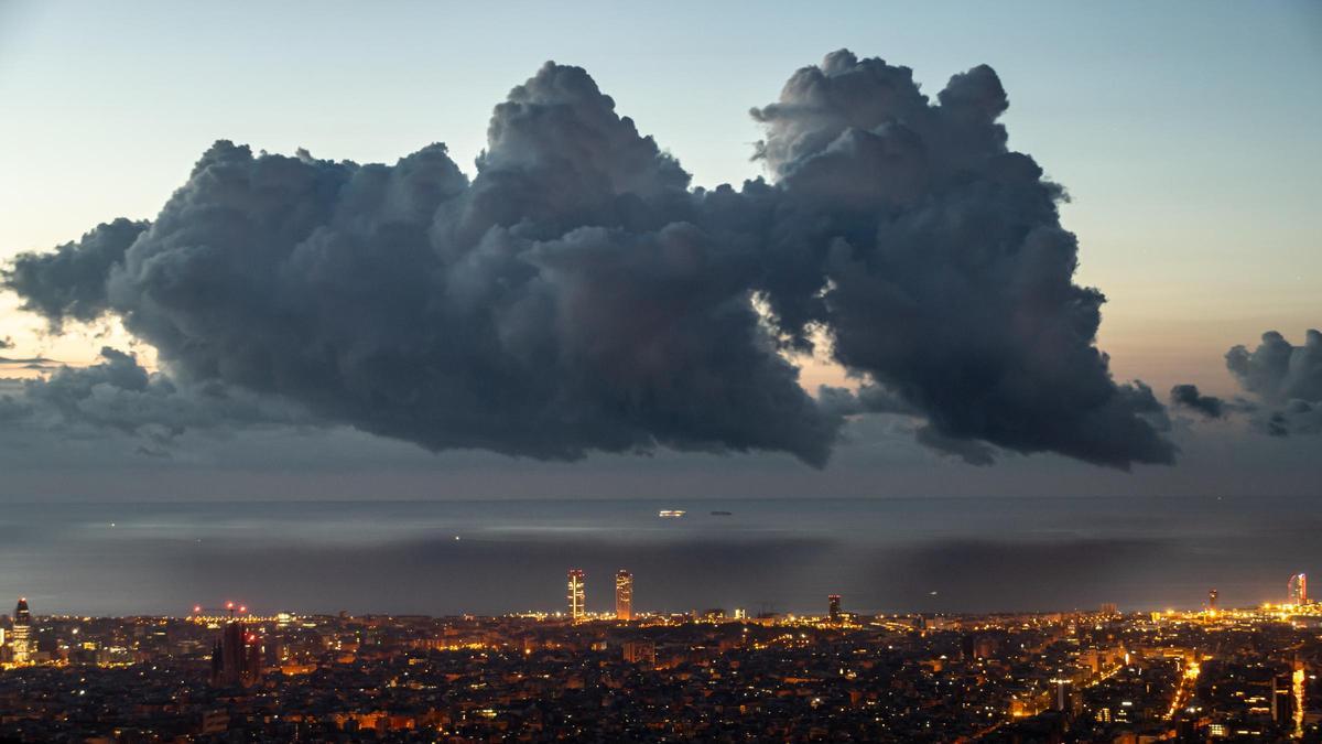 Cúmulos sobre el mar, frente a Barcelona, el 31 de agosto del 2023 Cúmulos sobre el mar, frente a Barcelona, el 31 de agosto del 2023