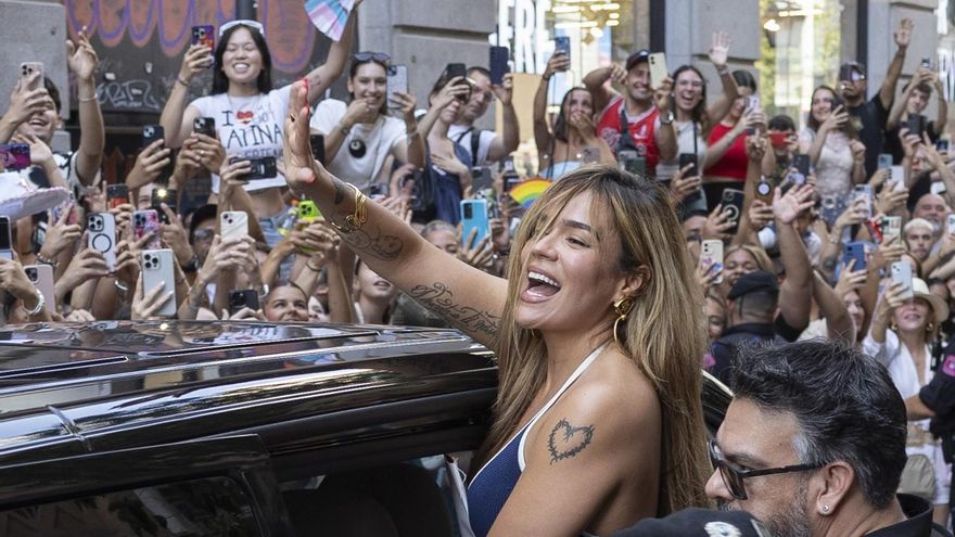 Karol G lo peta en su visita a &quot;La Revuelta&quot; y deja helado a Broncano con su respuesta a la famosa pregunta sobre sexo