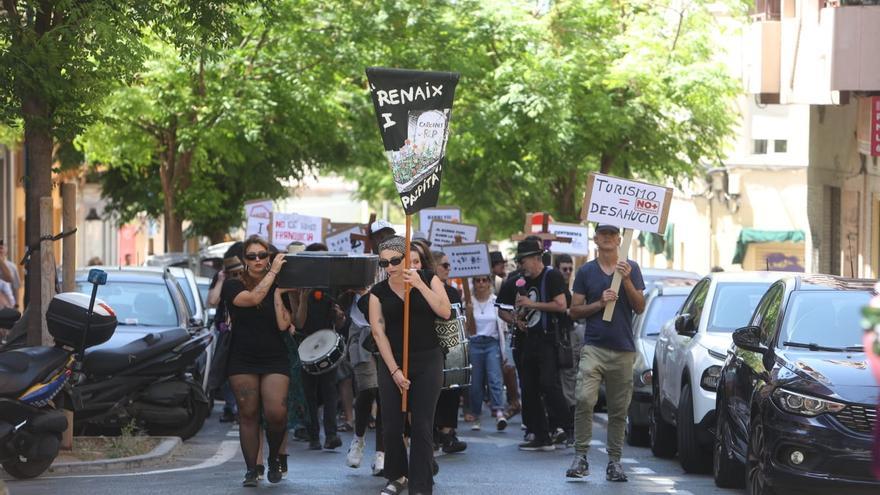 Los vecinos de Carolinas en Alicante alzan su voz al ritmo de marchas fúnebres