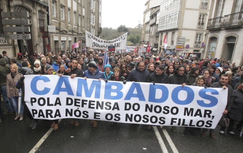 Miles de marineros protestan en Galicia para defen