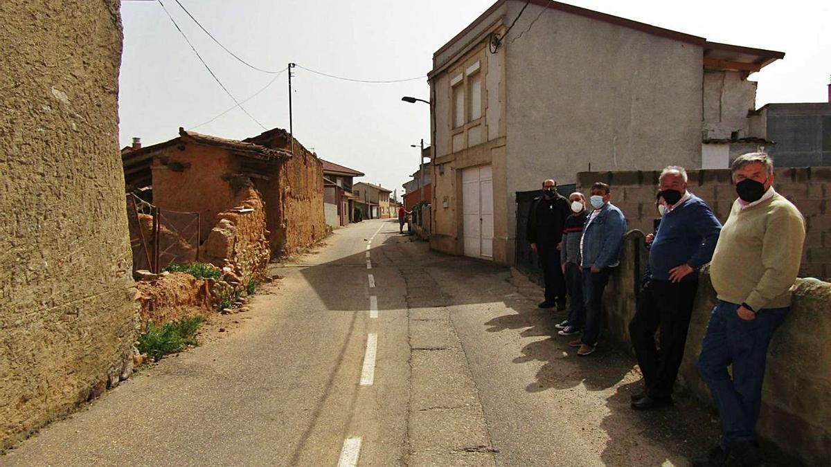 Ángel Villar, Eduardo Folgado, Darío Calzón y los concejales del equipo de Gobierno en la travesía de Pumarejo de Tera.