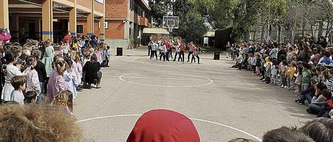 Els escolars al pati durant la lectura del manifest.