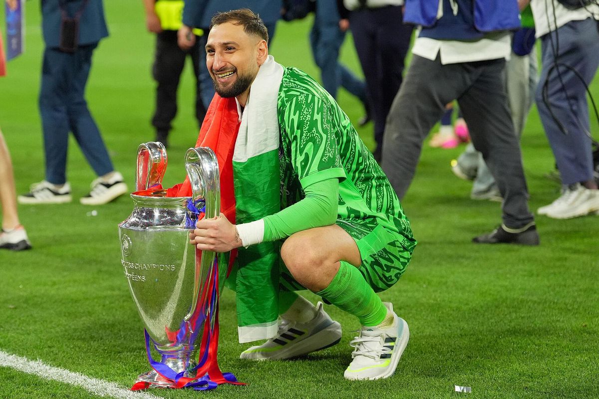 Gianluigi Donnarumma con la Champions League conseguida con el PSG en Múnich