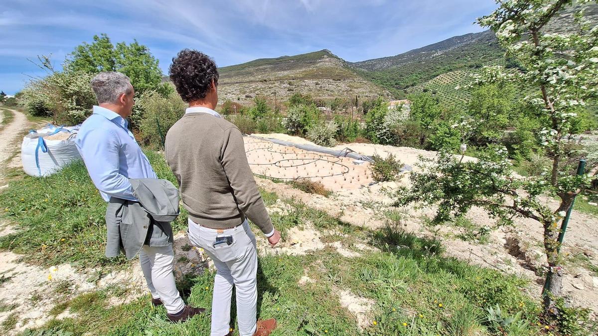 La nueva balsa de evapotranspiración de Santa Rita permitirá el vertido cero. Visita de Rafael Martínez al centro de visitantes Santa Rita en Cabra