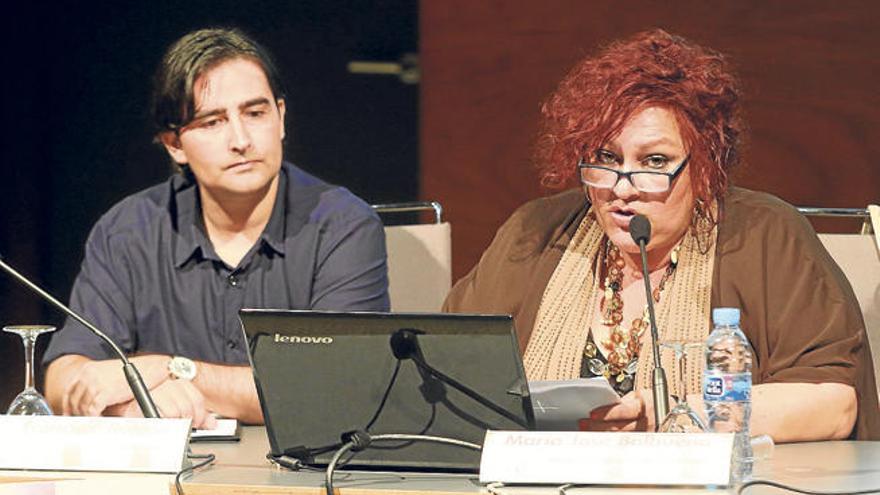 El psicólogo de Afaef, Francisco Roldán, y la enfermera María José Balbuena en la charla.