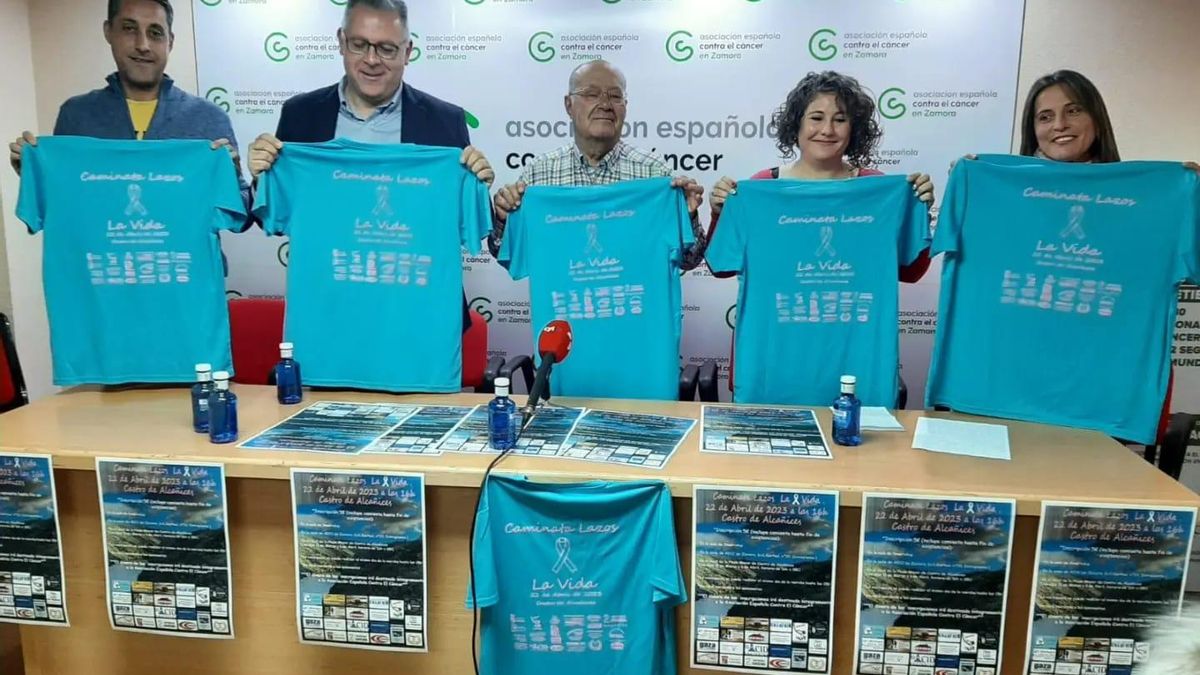 Sergio López, Jesús María Prada, Alfonso Fernández, Sara  Fernández y Leticia Tejeiro con las camisetas de la caminata de 2023.