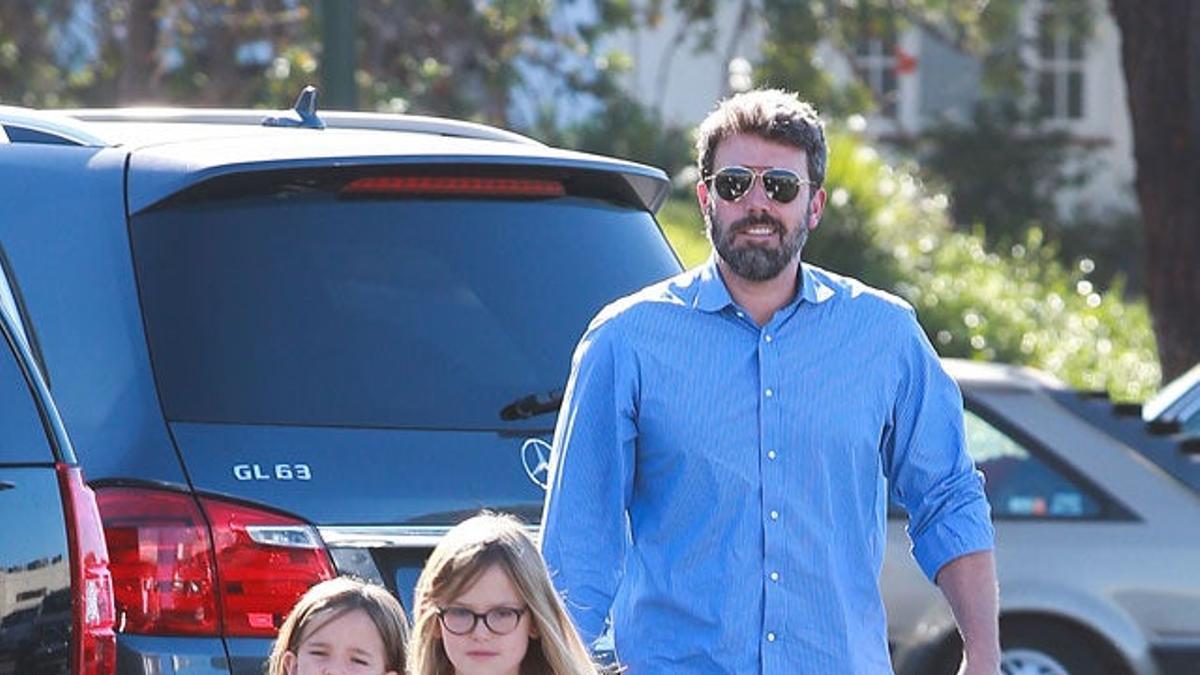 Ben Affleck llega al mercado junto a sus dos hijas