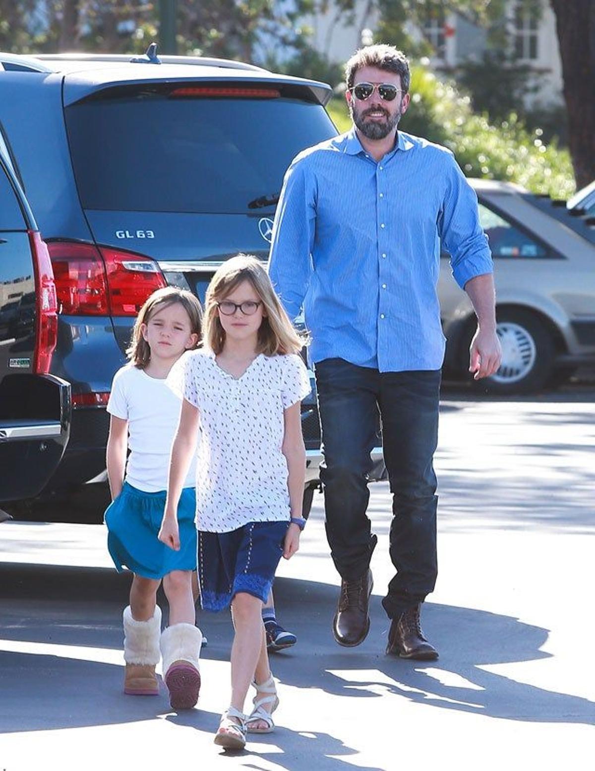 Ben Affleck llega al mercado junto a sus dos hijas