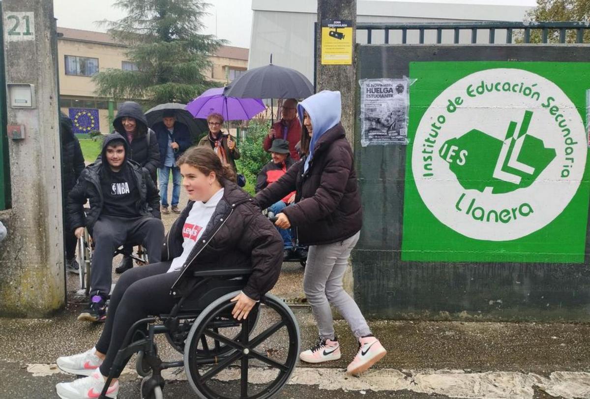 Los alumnos salen del Instituto de Llanera en silla de ruedas. |  | S. A.