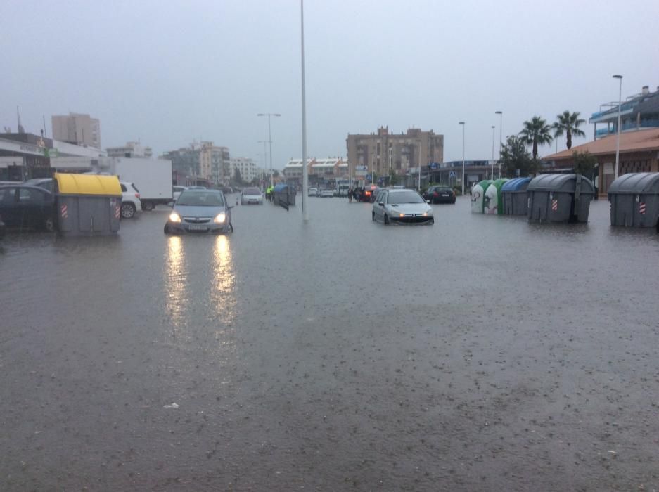 Vehículos atrapados en el Arenal de Xàbia