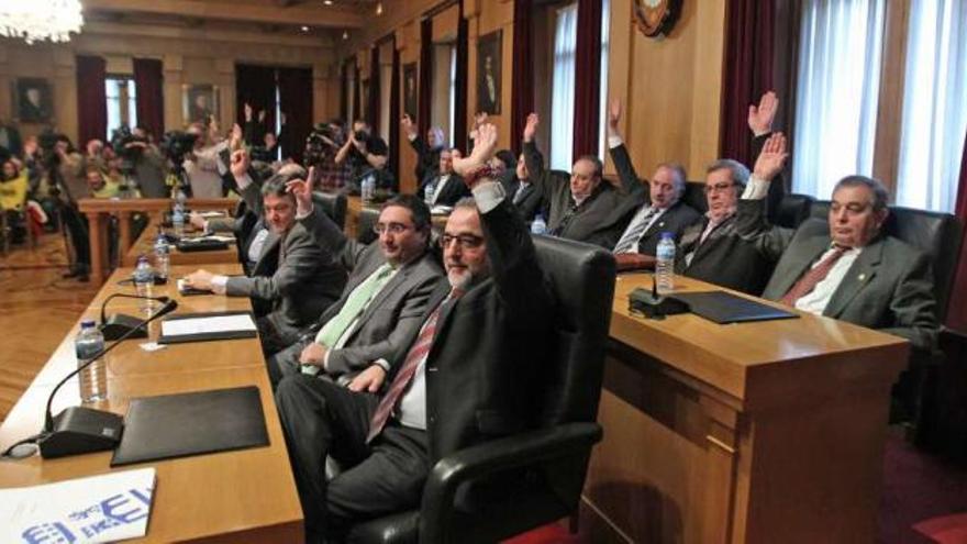 Los quince diputados del PP en la Diputación de Ourense votan para rechazar la investigación. // J. Regal